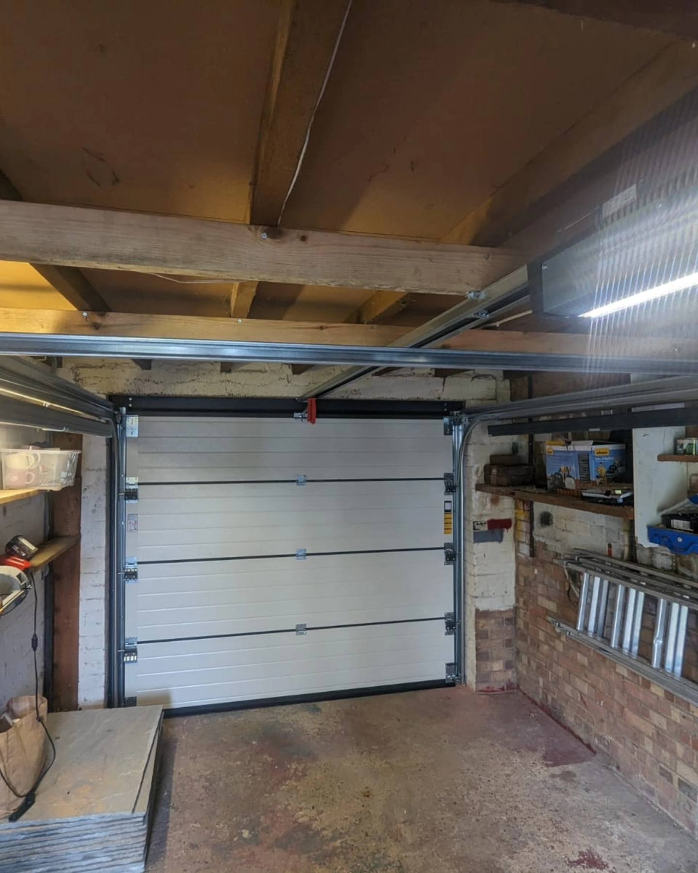 Почему секционные ворота тише обычных